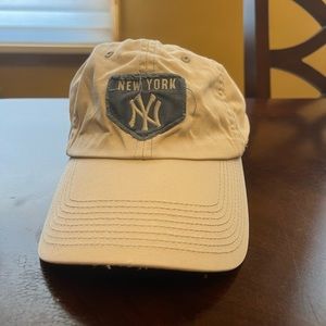 MLB New York Yankees Men’s Nike Light Grey Adjustable Hat